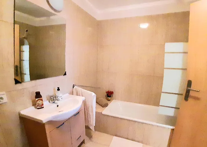 Bright And Calm With Pools, Golf Court Apartman *