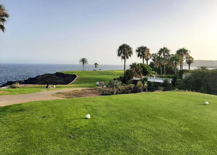 Bright And Calm With Pools, Golf Court Apartment *